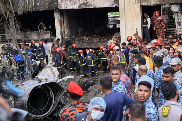 Shkon në 27 numri i viktimave nga rrëzimi i një avioni ushtarak mbi një shkollë në Bangladesh
