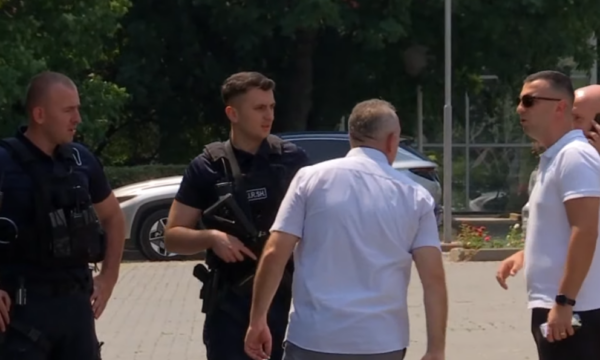 Njësia e Reagimit të Shpejtë të Policisë së Kosovës arrijnë afër Kuvendit e Qeverisë Njësia e Reagimit të Shpejtë të Policisë së Kosovës arrijnë afër Kuvendit e Qeverisë