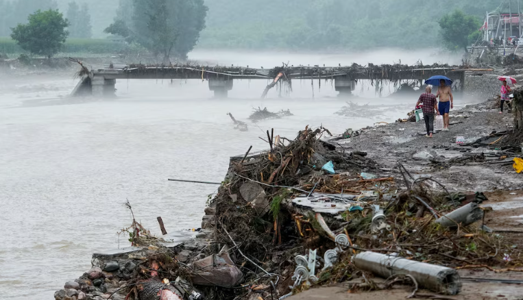 Shirat e rrëmbyeshëm përfshijnë Pekinin, humbin jetën 30 persona. Emergjencat ngrenë alarmin: Reshjet do vijojnë edhe sot