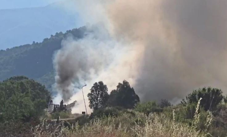 Tymi ‘mbulon’ Elbasanin, zjarri aktiv prej 15 orësh