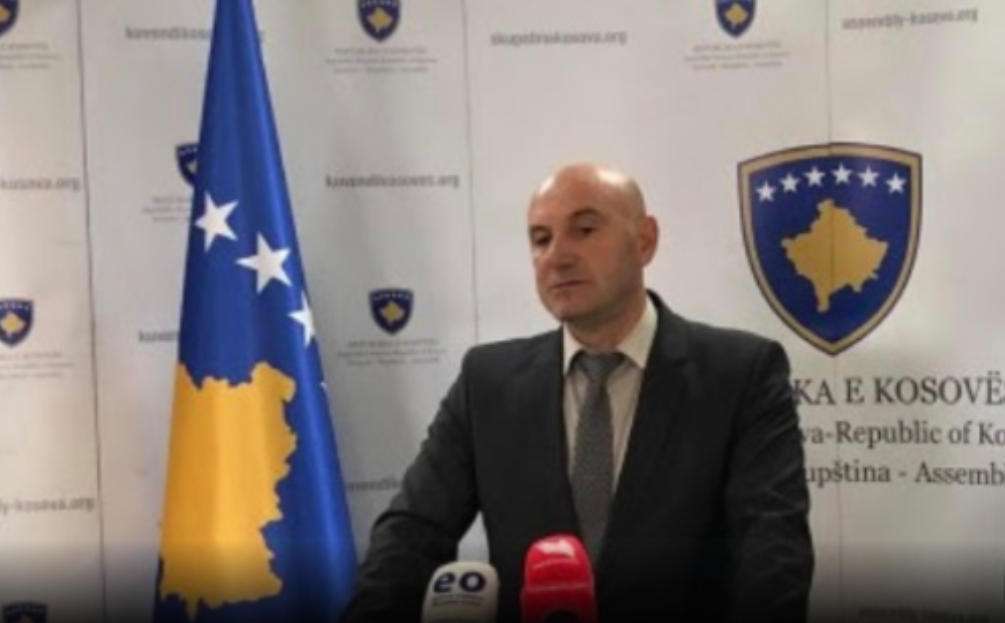 Sulmohet deputeti Adem Hoxha – përfundon në spital bashkë me familjen