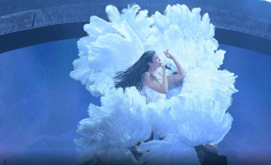 “Kosova ka lezet”, Dua Lipa i dha magji Prishtinës me “Sunny Hill” (VIDEO)