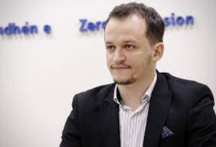 Cakolli: Deputetët duhet ta zgjedhin kryetarin e ri të Kuvendit me votim të hapur