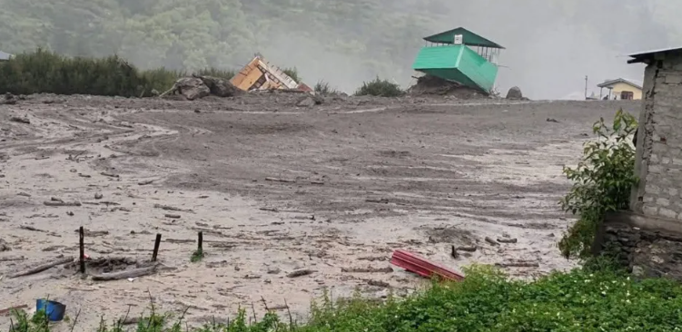 Përmbytjet në Indi, mbi 100 persona të zhdukur 