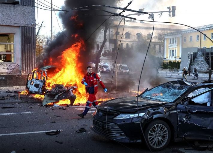 Moska dhe Kievi vazhdojnë sulmet ajrore pavarësisht bisedimeve në Alaskë për t’i dhënë fund luftës