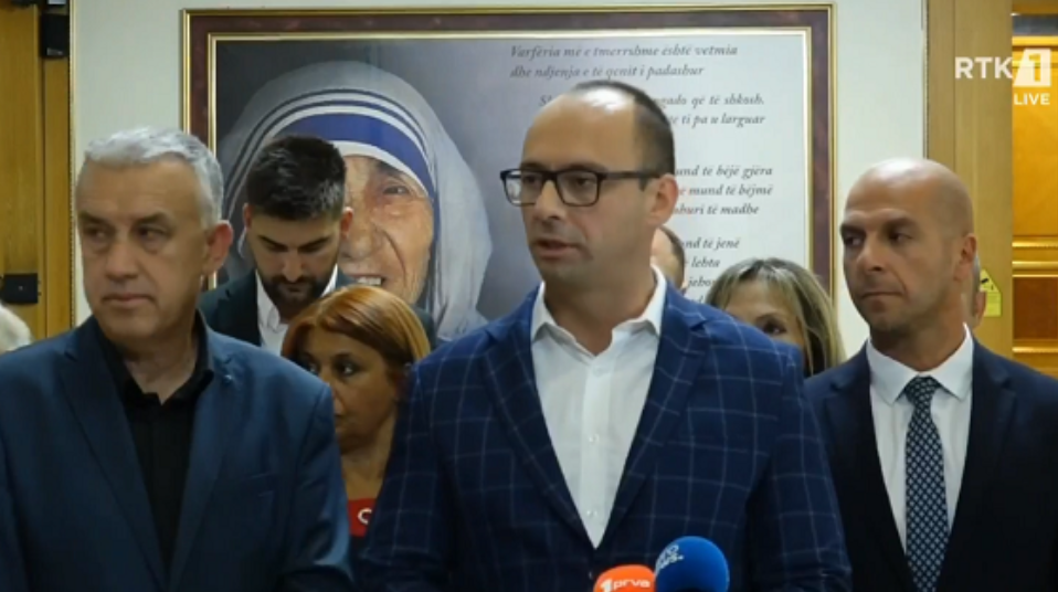 Shorti i proceduar nga Basha dhe votimi për nënkryetarin serb, Lista Srpska do t’i drejtohet Gjykatës Kushtetuese Shorti i proceduar nga Basha dhe votimi për nënkryetarin serb, Lista Srpska do t’i drejtohet Gjykatës Kushtetuese