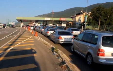 Fluks në doganën e Morinë, afro 40 mijë persona kanë hyrë dhe dalë gjatë 24 orëve të fundit