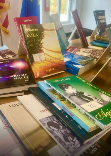 “Dita e shtegtarëve” në Lezhë, çelet ekspozita “Simfoni libri me autorë lezhjanë”