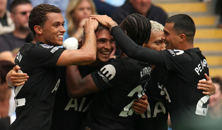 Tottenham mposht Man City-n në kryederbin anglez