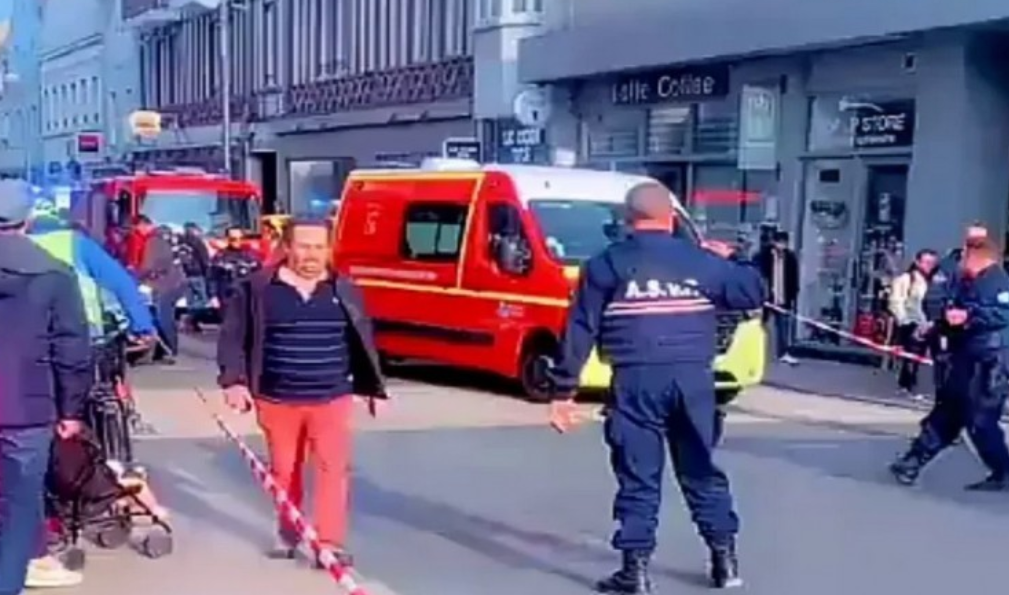 Vetura futet në mes të turmës, një i vdekur dhe pesë të plagosur në Francë Vetura futet në mes të turmës, një i vdekur dhe pesë të plagosur në Francë