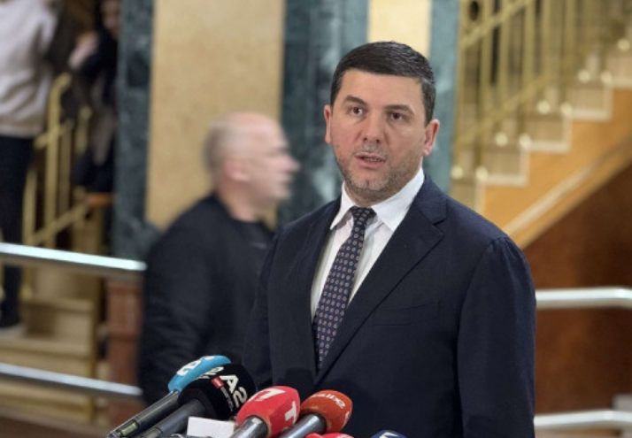 Memli Krasniqi fton qytetarët në protestën kundër Gjykatës Speciale: Le të jehojë zëri i secilit që s’e pranon njollosjen e luftës për liri