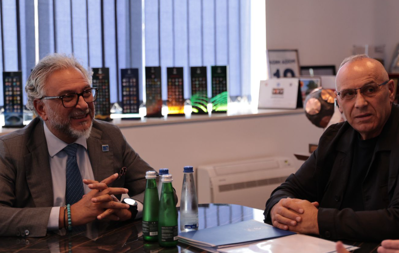 Shefi i EULEX-it viziton FFK-në: Giovanni Pietro Barbano bëhet tifozi më i ri i Kombëtares Dardane