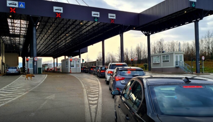 Fluks në kufi: Deri në një orë pritje në Merdarë për të dalë nga Kosova