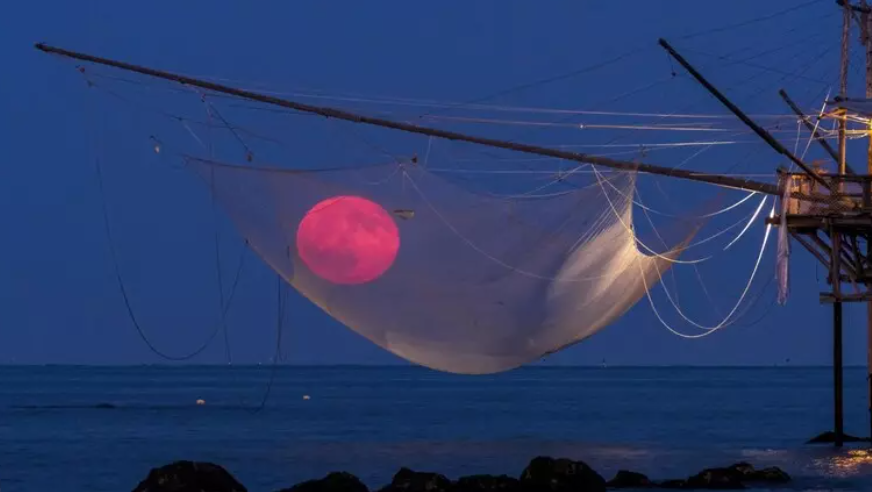 Hëna mbi Bregun Trabocchi, ‘Fotoja e Ditës’ e NASA-s