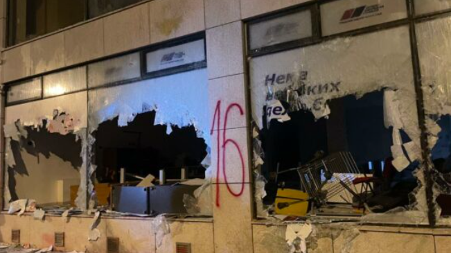 Pamje nga “Rruga e Kosovës” në Novi Sad, raportohet se janë demoluar krejtësisht zyrat e partisë së Vuçiq