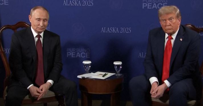 Trump dhe Putin hyjnë në sallën e takimit, mediat largohen pas pak minutash