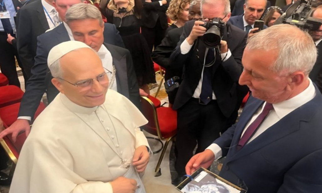 Quni dhuron pikturë të Ibrahim Rugovës Papës Leo XIV