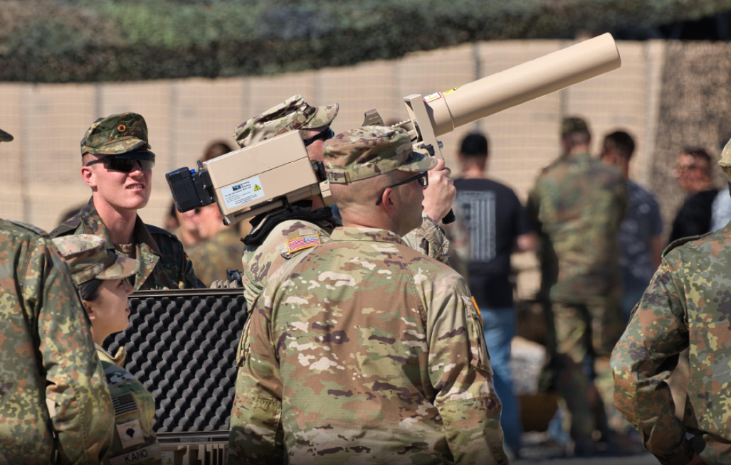 Ushtarët gjermanë të KFOR’it organizojnë ekspozitë armësh për kolegët amerikanë në Bondsteel