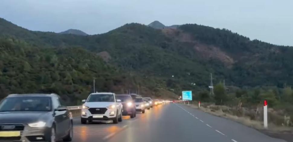 Kolona të gjata në “Rrugën e Kombit”, kosovarët largohen nga plazhet
