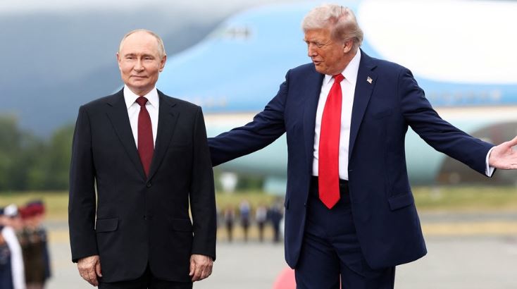 “Mesazhet e koduara” mes Trump dhe Putinit – Çfarë tregoi gjuha e trupit në takimin e parë?