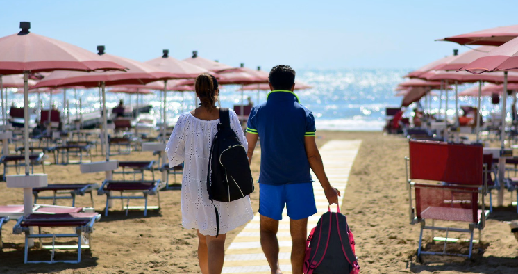 Rebelimi italian, plazhet private shohin rënie të vizitorëve, çmimet e larta dhe kriza ekonomike shtyjnë turistët drejt plazheve publike dhe maleve