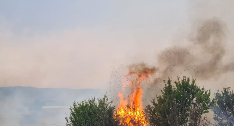 40 vatra zjarri brenda 6 orëve, ndërhyrje ajrore nga KFOR në Podujevë