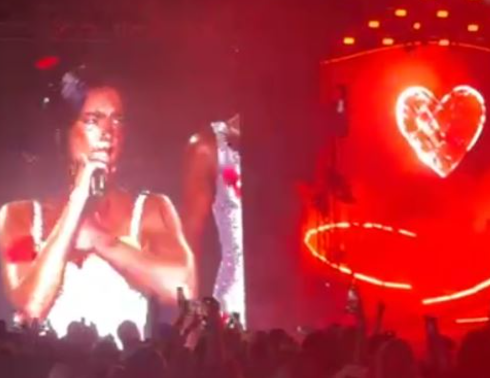 Dua Lipa ngjitet në skenën e “Sunny Hillit”, ndez atmosferën
