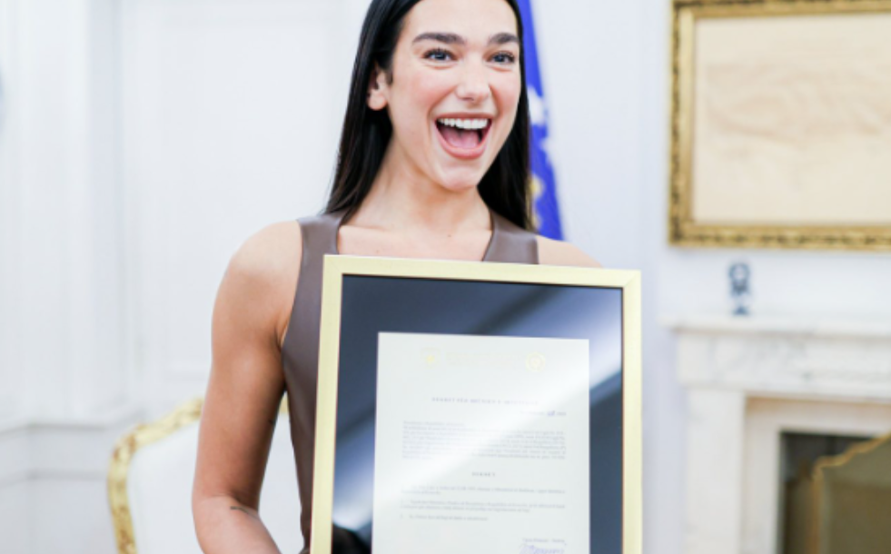 BBC i kushton rëndësi pajisjes së Dua Lipës me shtetësinë e Kosovës, ja çfarë shkruan