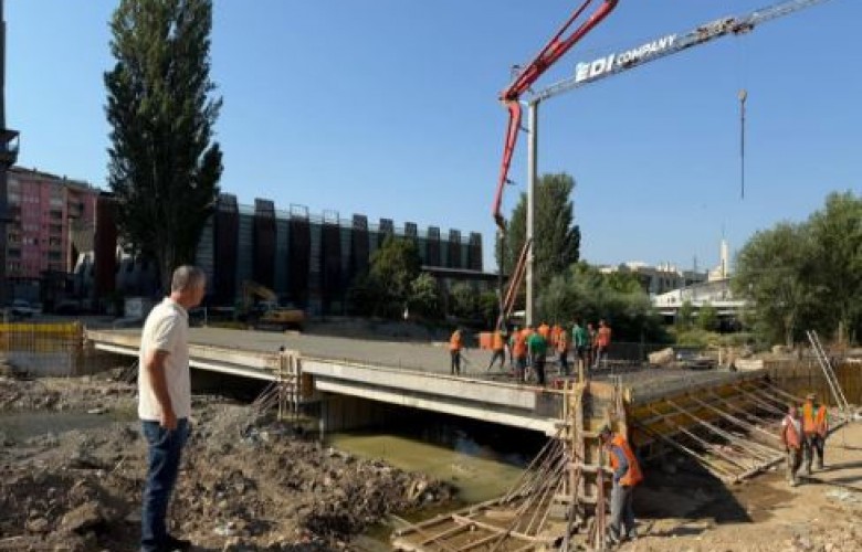 Betonohet pllaka e urës së re mbi lumin Ibër