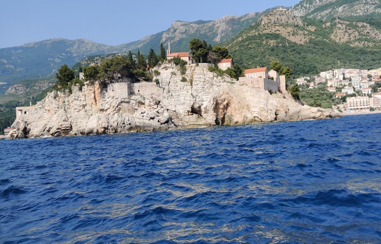 Hotelet në Mal të Zi ulin `yjet` për ta shmangur taksën e lartë