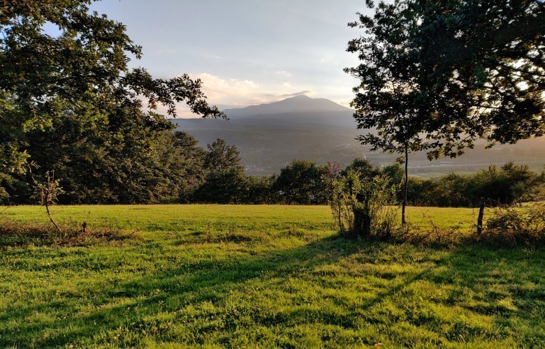Moti sot kryesisht i kthjellët, me riga të izoluara shiu