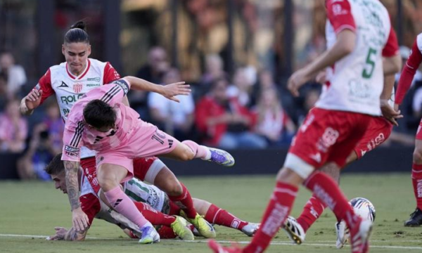 Jordi Alba e shpëton Inter Miamin, Messi largohet i lënduar në minutat e para