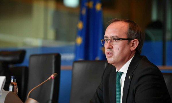 Avdullah Hoti akuzon qeverinë për krizën energjetike: “Kryeministri po detyron bizneset të blejnë energji më shtrenjtë”