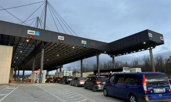 Rënie e fluksit në kufi, pritjet më të gjata te Dheu i Bardhë