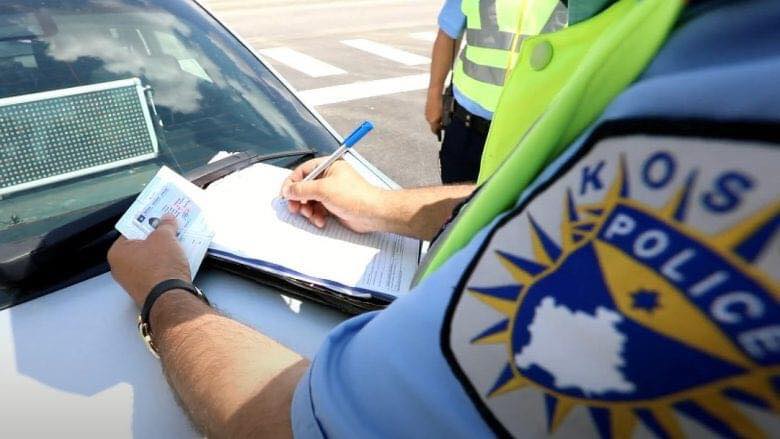 Policia shqiptoi për 24 orë, mbi dy mijë e 500 gjoba në trafik Policia shqiptoi për 24 orë, mbi dy mijë e 500 gjoba në trafik