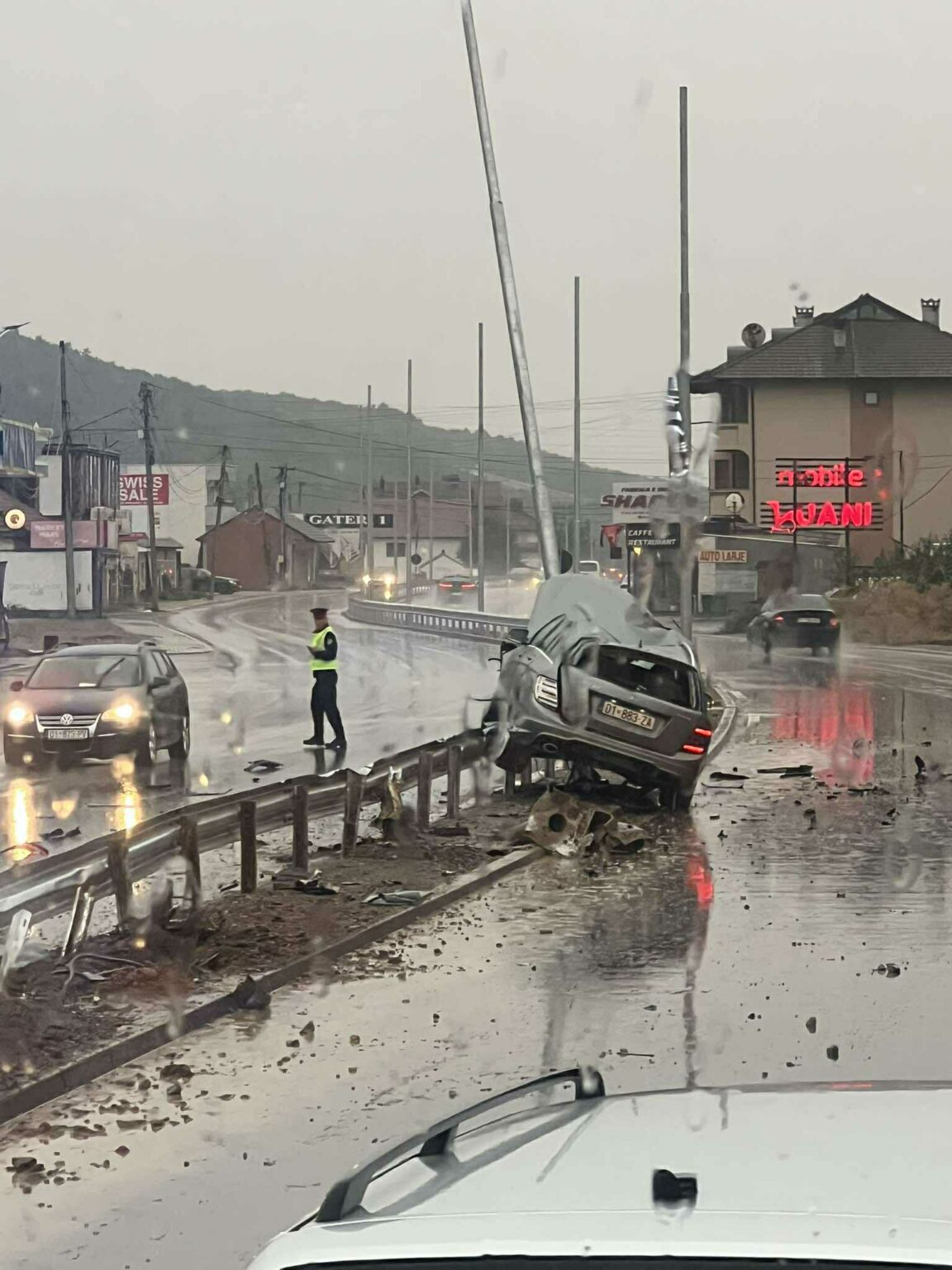Pamje nga aksidenti i rëndë në Vranidoll, policia del me apel shoferët që ngasin makinën në shi