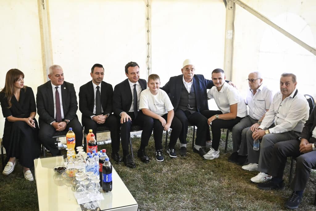 Kurti vizitoi familjen Bunjaku dhe bëri homazhe te varri i heroit Afrim Bunjaku