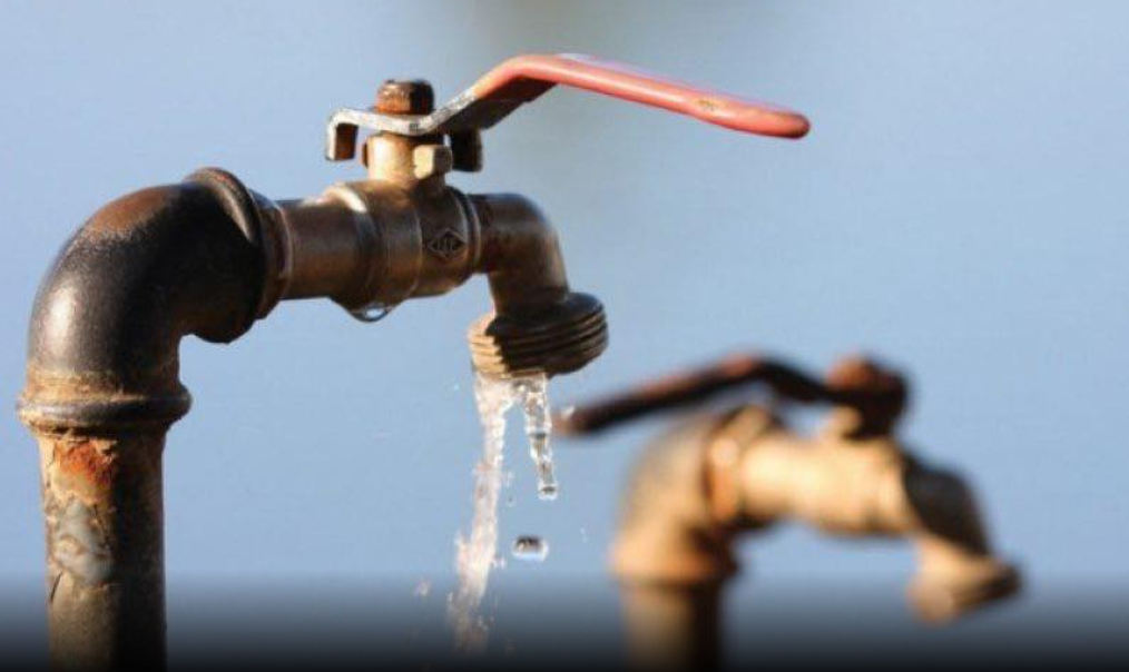 Fshatrat e Fushë-Kosovës mbesin pa ujë për shkak të një defekti teknik në Pomozotin