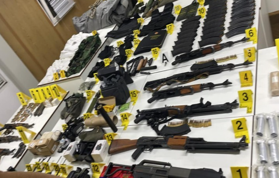 Policia sekuestron armë, fishekë dhe pajisje të dyshimta