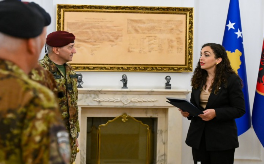 Osmani dekoron shefin e KFOR-it me Medalje Presidenciale Ushtarake