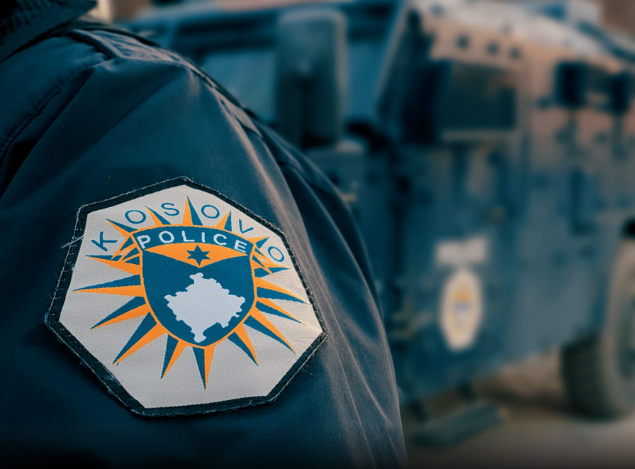 Policia sekuestron sasi të madhe të armëve dhe municionit në Mitrovicë të Veriut