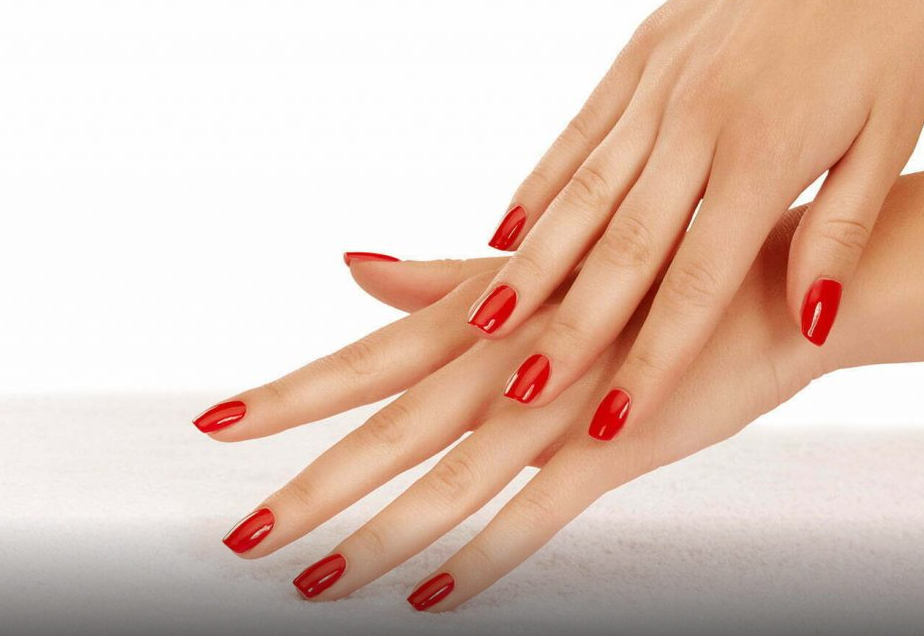 Alarm për shëndetin: BE ndalon dy kimikate që përdoren për lyerjen e thonjve!