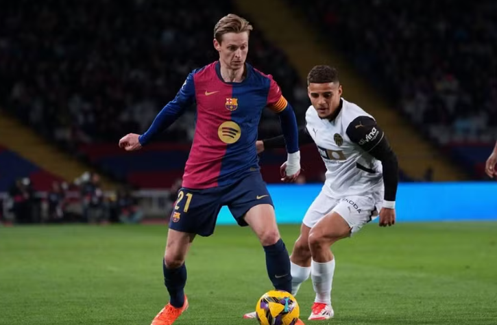 Flick lavdëron Frenkie de Jong pas fitores së Barcelonës