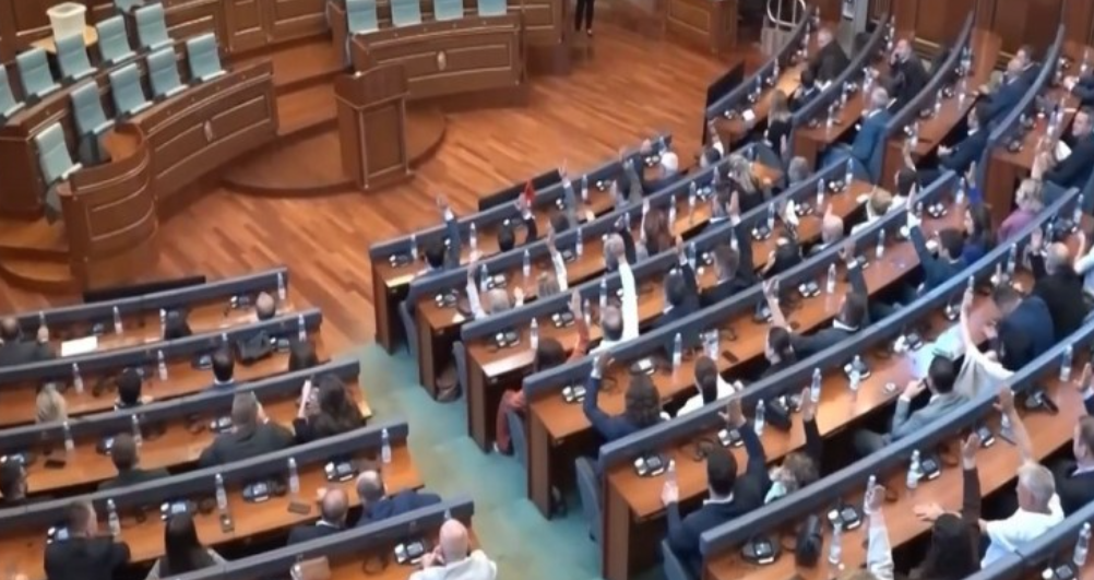 Vazhdon bllokada në Kuvend, analistët paralajmërojnë dëmtim të imazhit Vazhdon bllokada në Kuvend, analistët paralajmërojnë dëmtim të imazhit