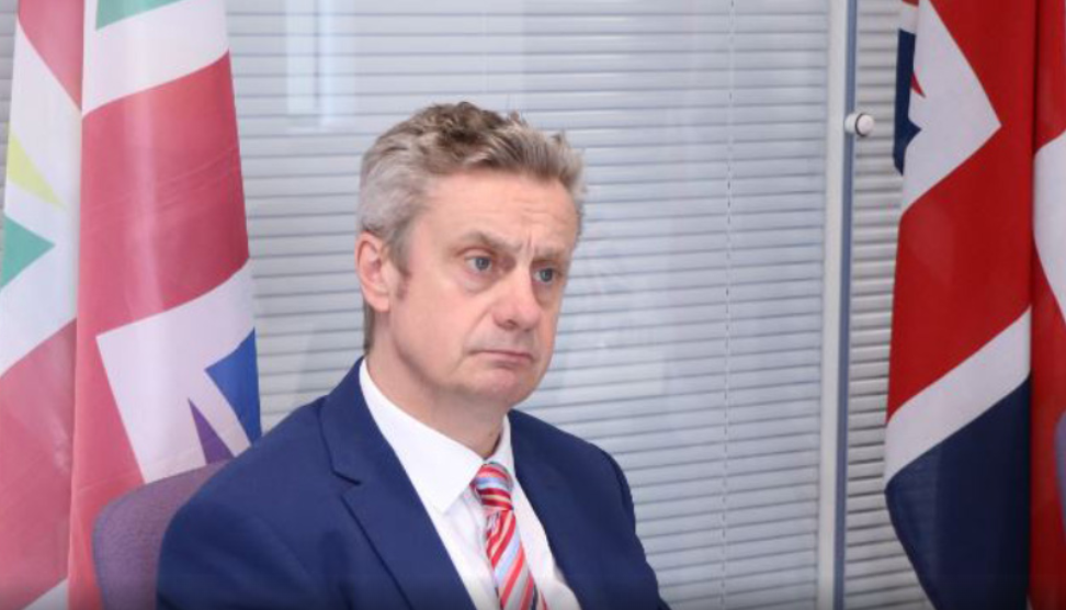 Edhe ambasadori britanik thotë se Kuvendi nuk është konstituuar: Të bëhet në përputhje me Kushtetutën