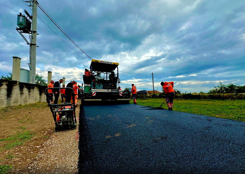 Premtimi i mbajtur, Ramosaj nis asfaltimin e të gjitha rrugëve dhe rrugicave në fshatin Strellc (FOTO) Premtimi i mbajtur, Ramosaj nis asfaltimin e të gjitha rrugëve dhe rrugicave në fshatin Strellc (FOTO)