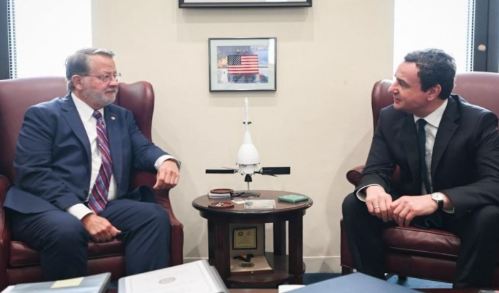 Kurti takon senatorin amerikan Gary Peters në Washington, flasin për partneritetin ndërmjet Kosovës dhe SHBA-së Kurti takon senatorin amerikan Gary Peters në Washington, flasin për partneritetin ndërmjet Kosovës dhe SHBA-së