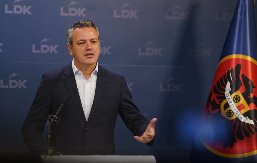 Arben Gashi reagon ndaj deklaratave të Presidentes Osmani: Shantazh ndaj medias dhe rrezik për institucionet