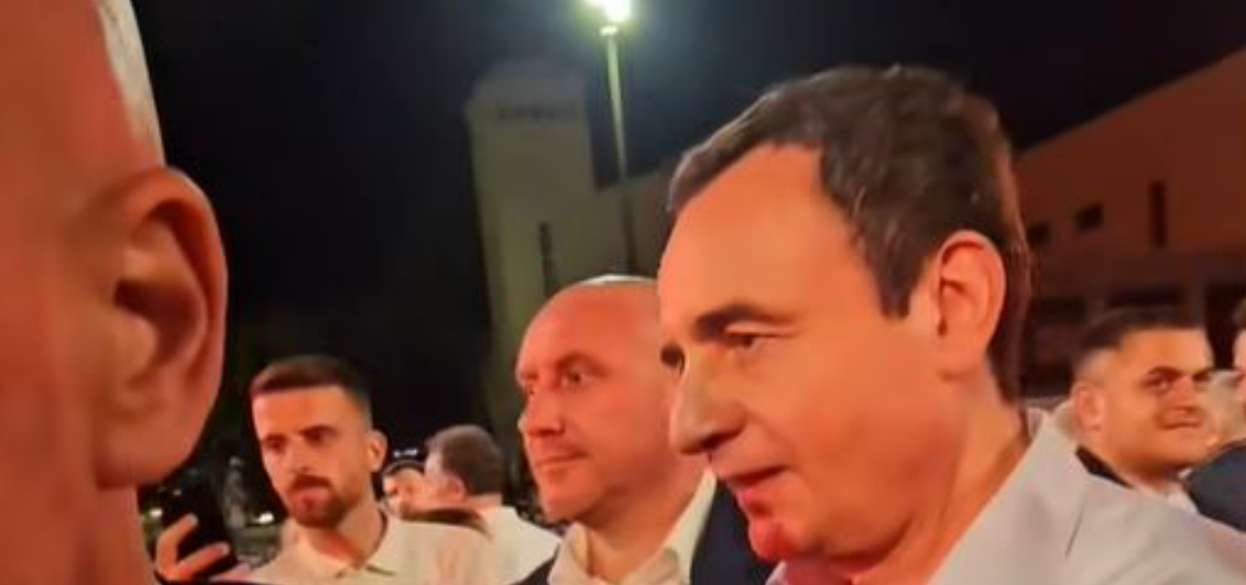 Kurti ‘mrrolet’ kur pyetet për vendimin e Amerikës, gjashtë truproje e ruajnë dhe e bllokojnë nga gazetari Kurti ‘mrrolet’ kur pyetet për vendimin e Amerikës, gjashtë truproje e ruajnë dhe e bllokojnë nga gazetari