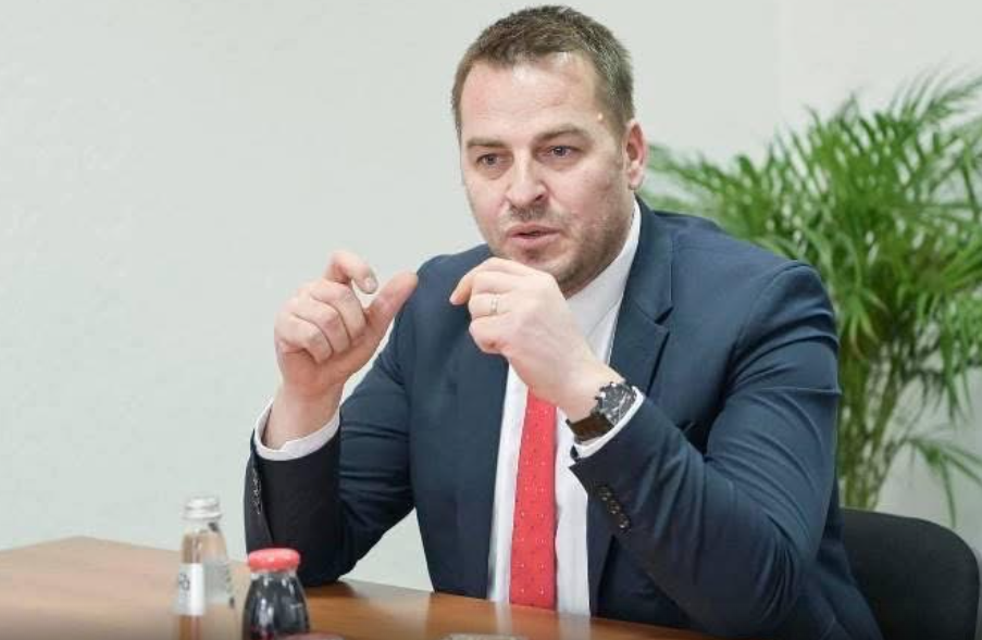 Armend Muja për ndalimin e dialogut nga Amerika: Neve na konvenon kështu…